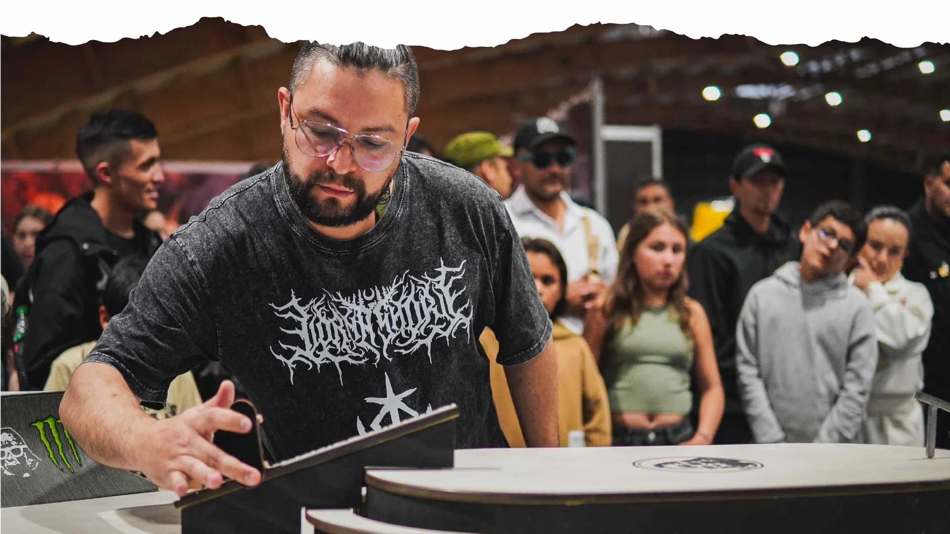 Skater de fingerboard compitiendo frente al público en un evento de Ruido